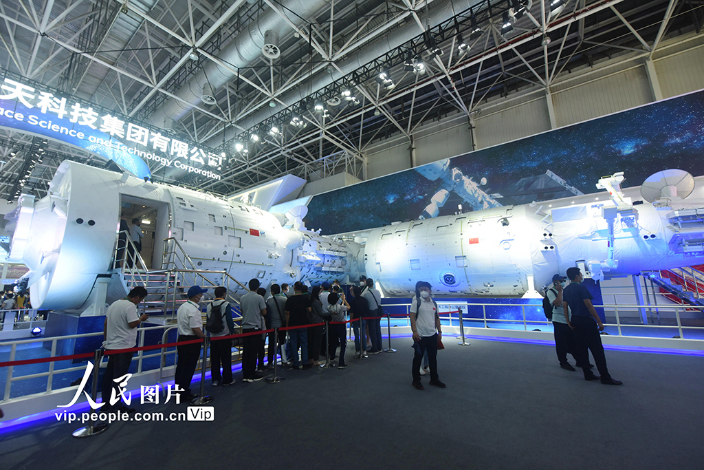 中国空间站组合体展示舱亮相第十四届中国航展